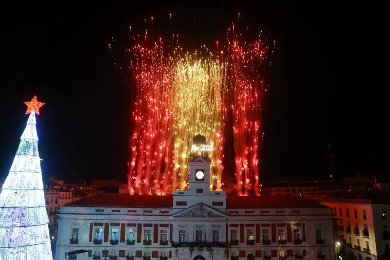 La sede de la Comunidad de Madrid también ha querido celebrar el Año Nuevo con fuegos de la bandera de España. 