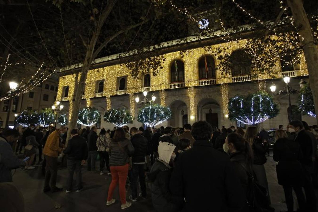 En imágenes: así fueron las campanadas de fin de año en el Centro de Sevilla