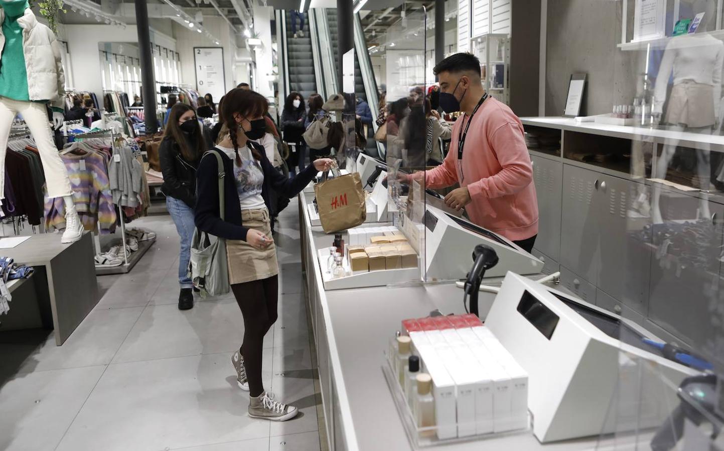 El ambiente de compras para los Reyes Magos en Córdoba, en imágenes