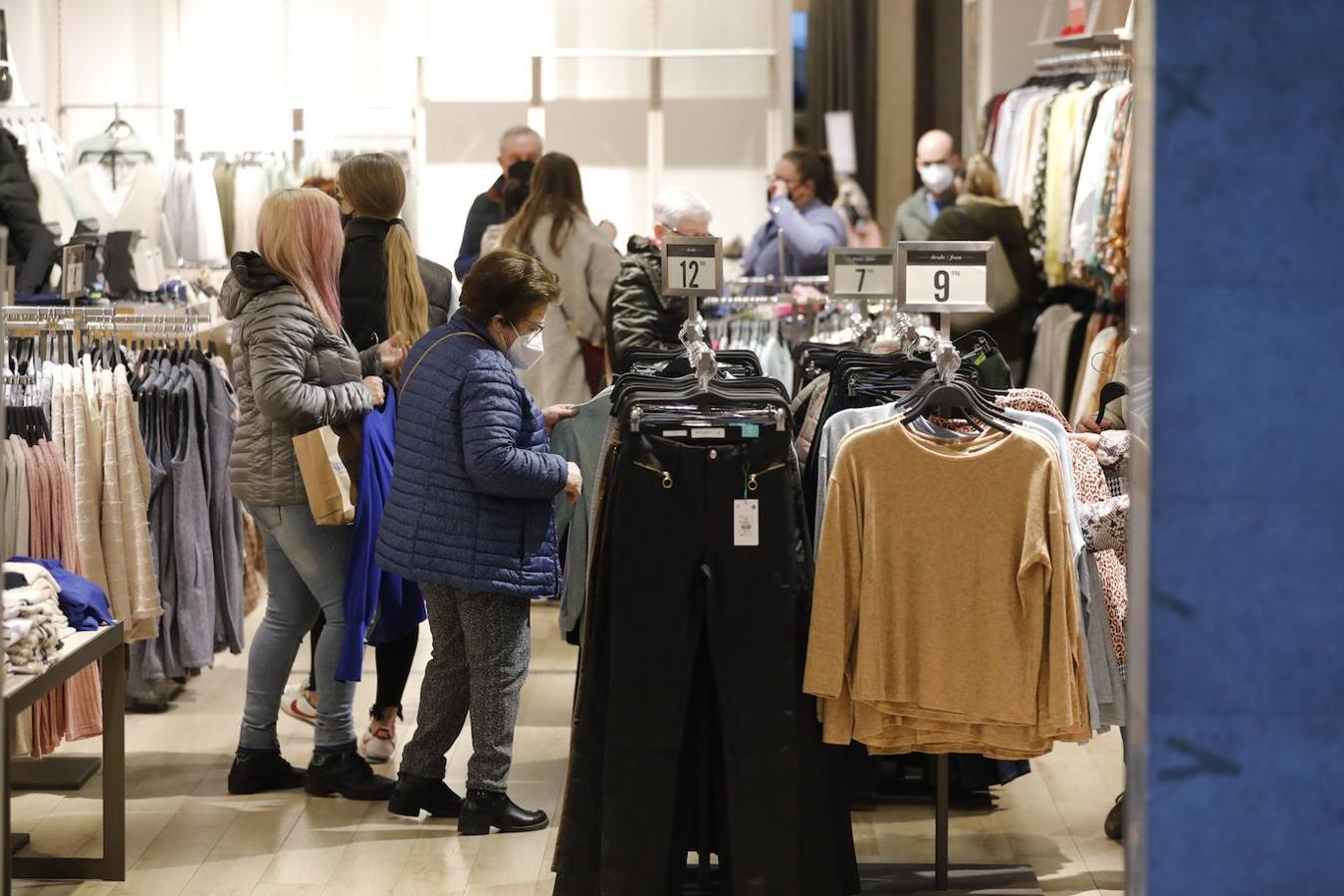 El ambiente de compras para los Reyes Magos en Córdoba, en imágenes