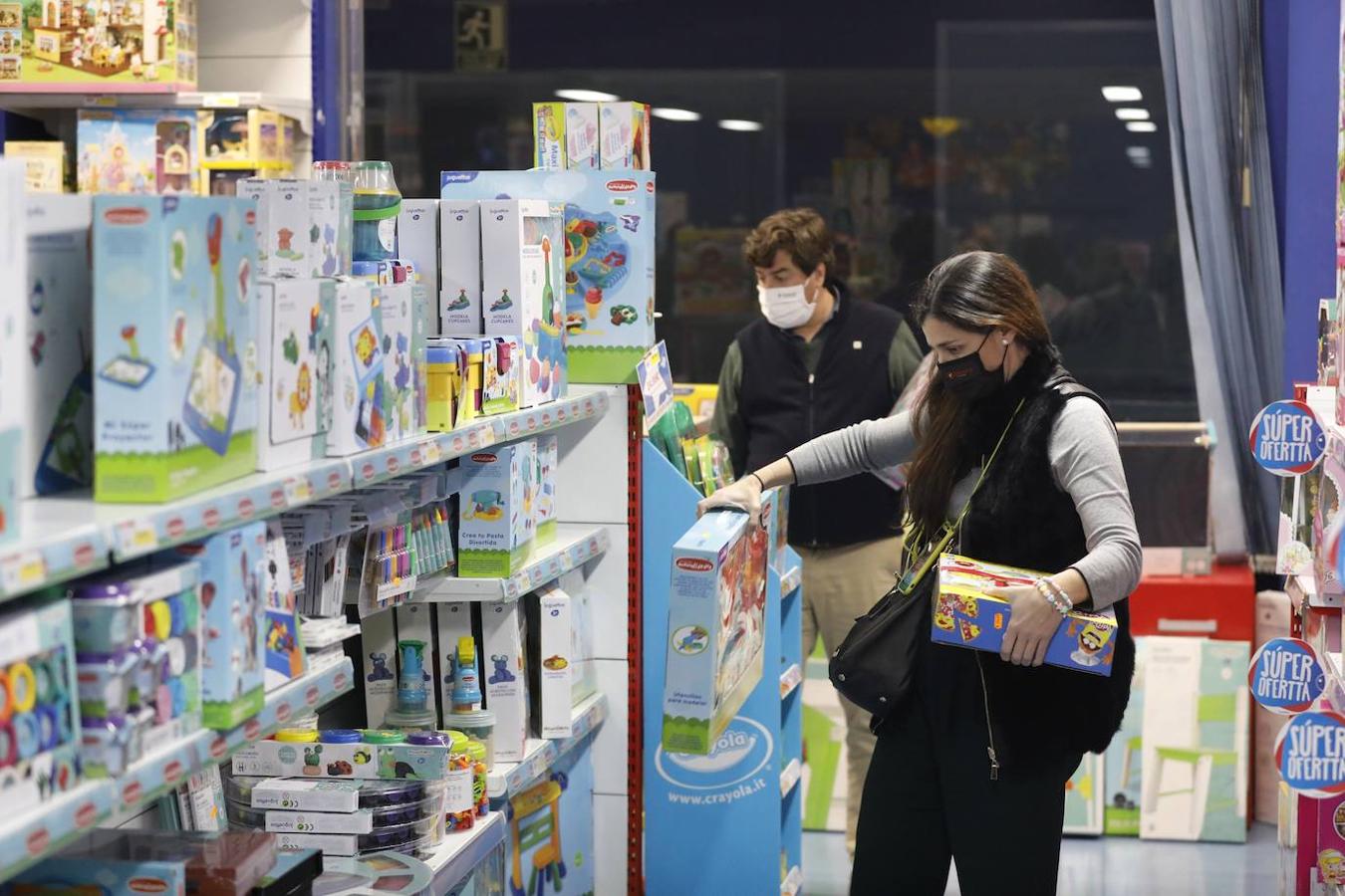 El ambiente de compras para los Reyes Magos en Córdoba, en imágenes