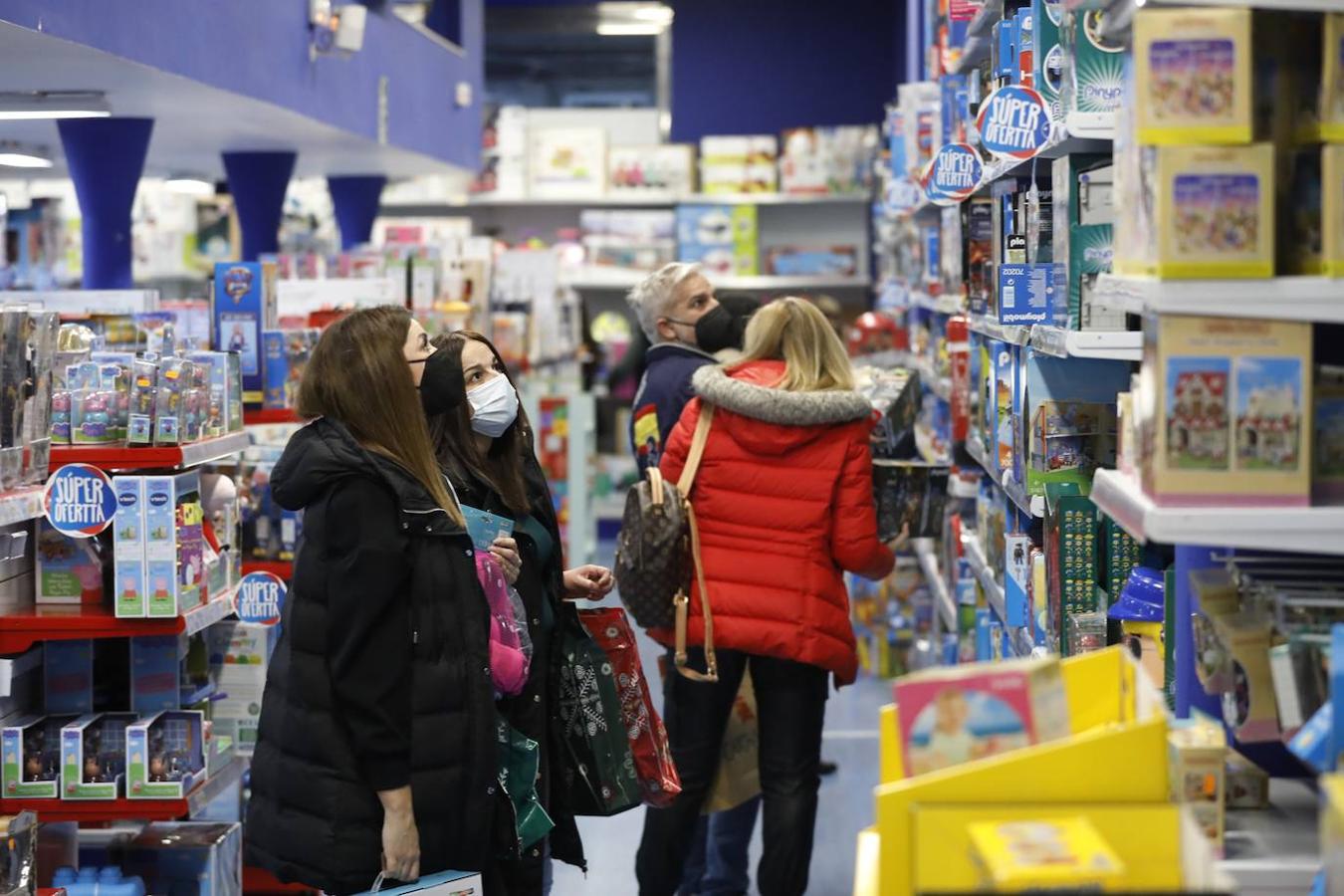 El ambiente de compras para los Reyes Magos en Córdoba, en imágenes