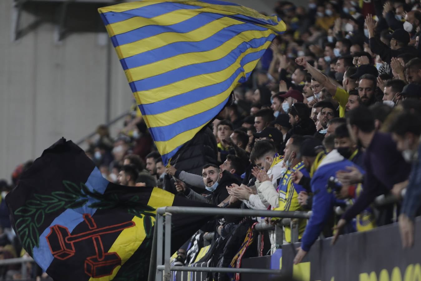 BÚSCATE en el Cádiz - Sevilla