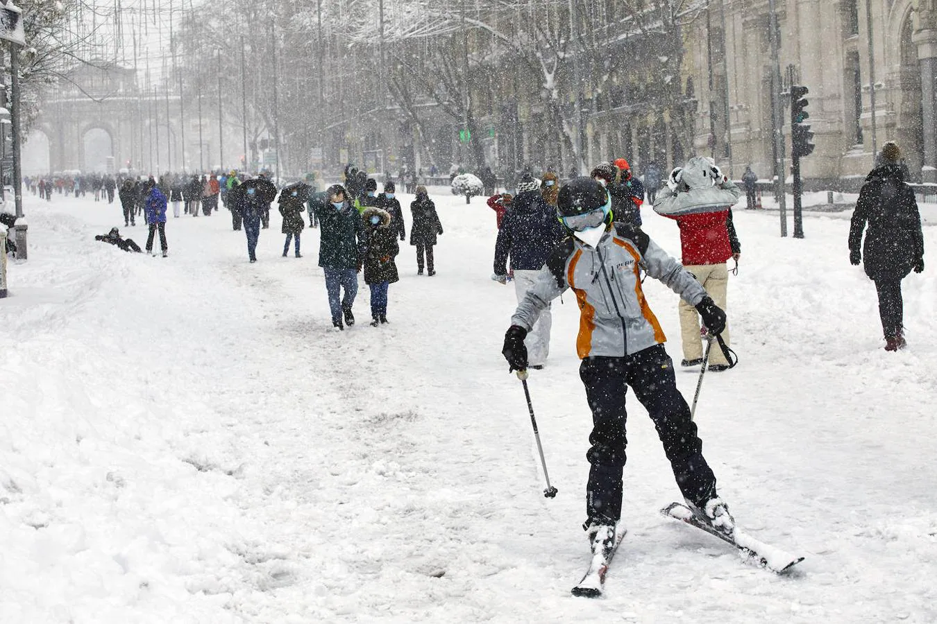 Incluso se puede esquiar. Era tanta la nieve que copaba las calles de Madrid, que algunos incluso sacaron a pasear sus esquíes creando insólitas imágenes; esquiando por la calle Alcalá.