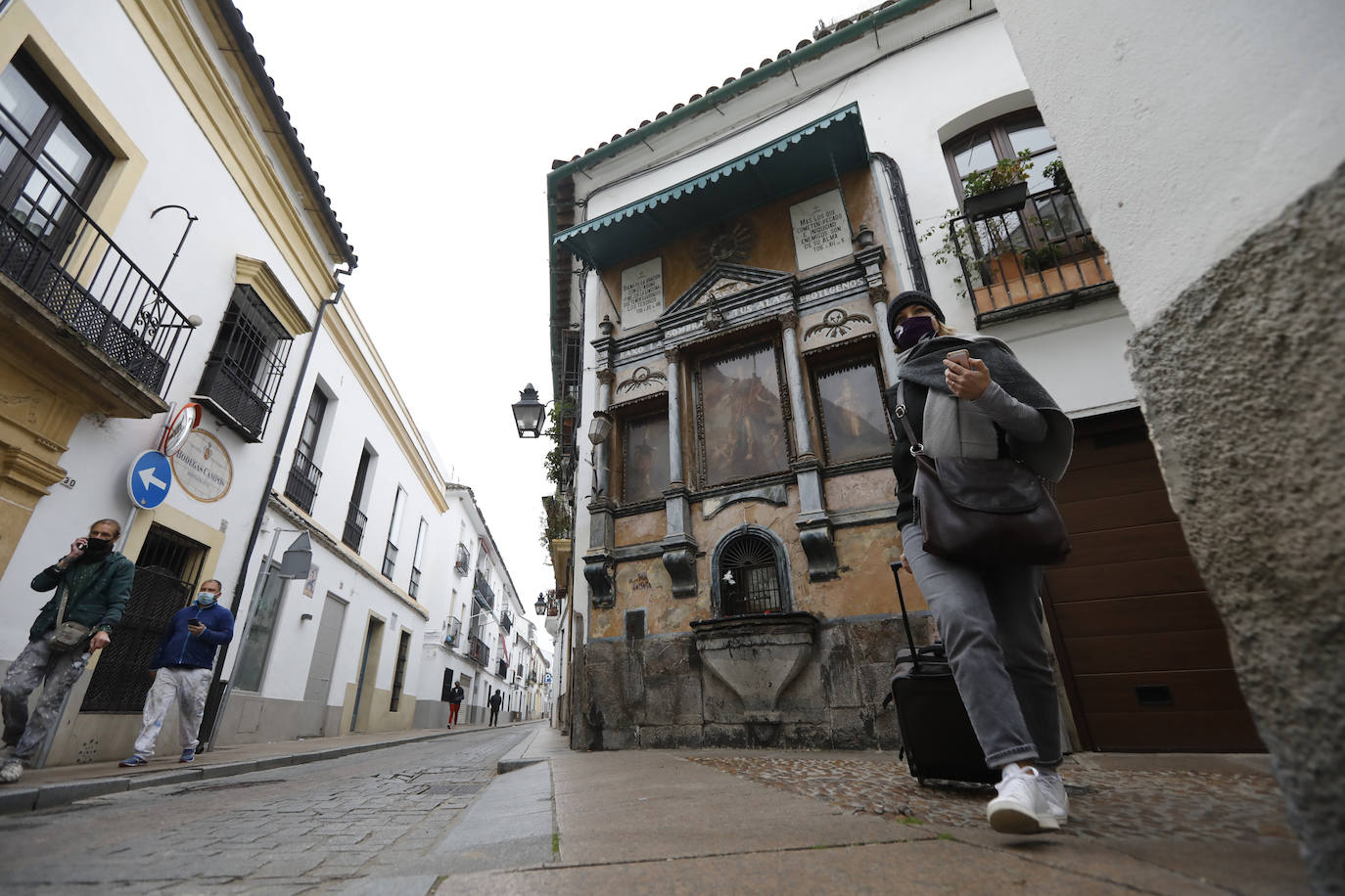 El retablo de San Rafael de la calle Candelaria en Córdoba, en imágenes