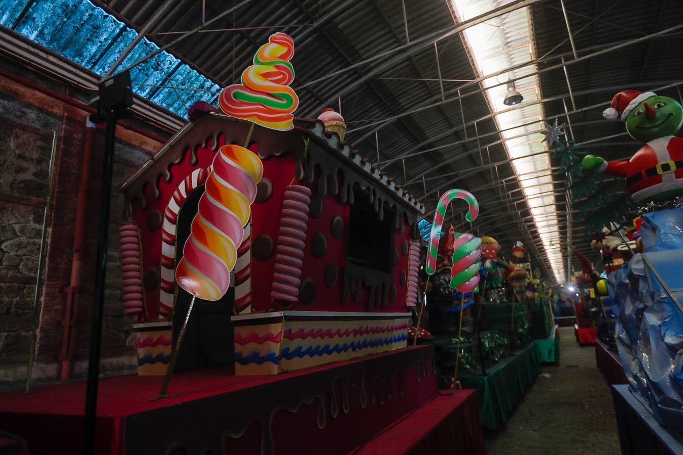 FOTOS: Las carrozas ya se preparan para la Gran Cabalgata de los Reyes Magos de Cádiz