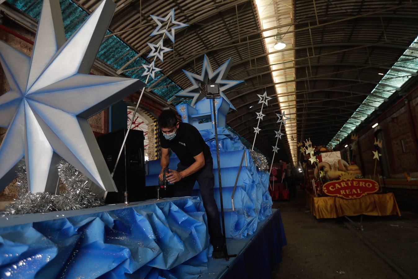 FOTOS: Las carrozas ya se preparan para la Gran Cabalgata de los Reyes Magos de Cádiz