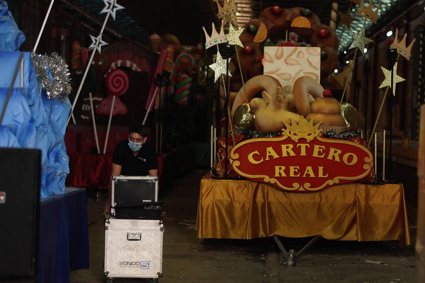 FOTOS: Las carrozas ya se preparan para la Gran Cabalgata de los Reyes Magos de Cádiz