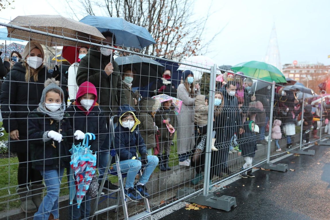 Tras las vallas. Aunque se pidió a los madrileños que se quedaran sin entradas (hay 7.000 asientos dispuestos, que se agotaron en 12 minutos), han sido muchos los que se han acercado a ver a sus Majestades.