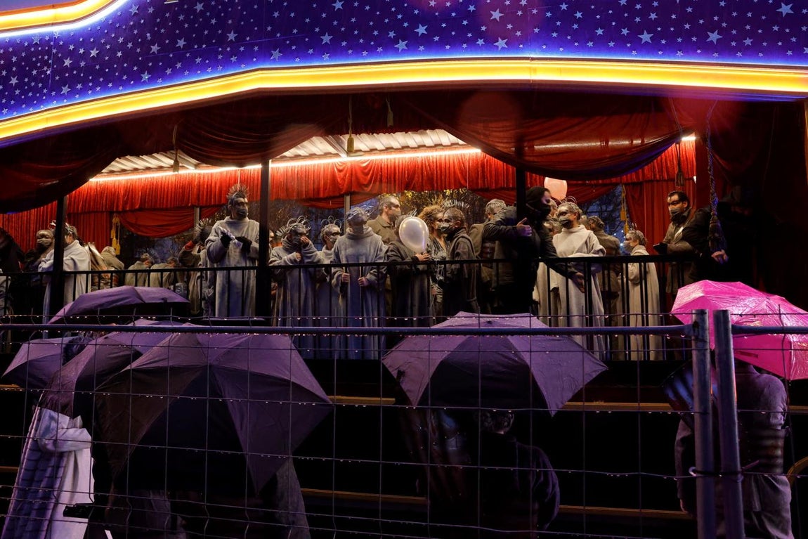 Paraguas y mascarillas. Aunque los paraguas son tradicionales de las cabalgatas –pero para poner boca abajo y recoger caramelos–, este año hay un elemento ya común en nuestra vida pero nuevo en una cabalgata: las mascarillas.