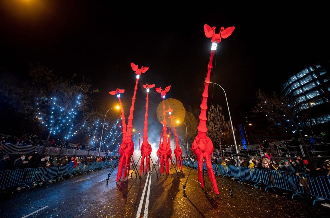 Miles de detalles. Un desfile de jirafas articuladas durante el desfile