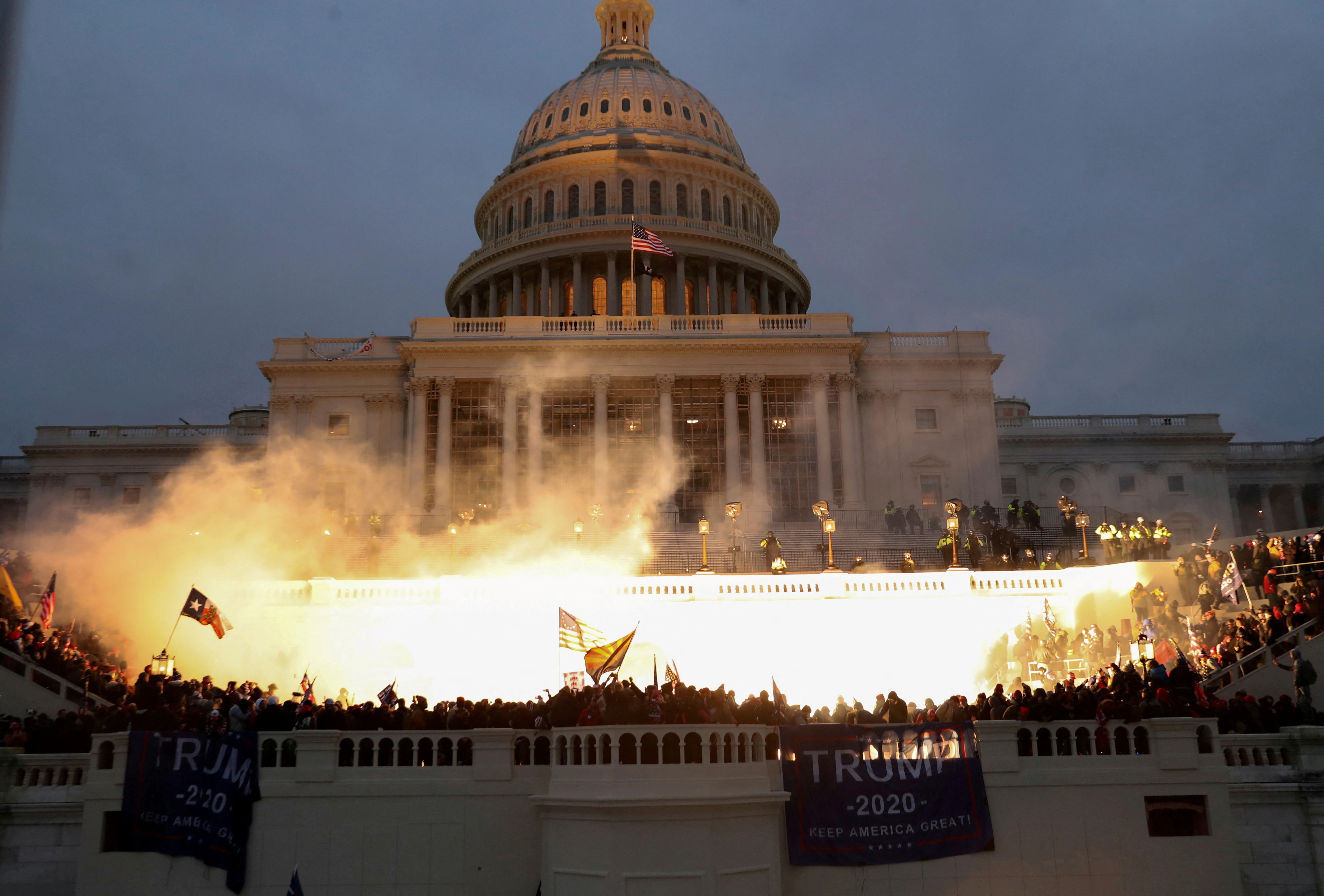 Una explosión causada por una munición policial para evitar que los partidarios del presidente Trump tomen el edificio del Capitolio. 