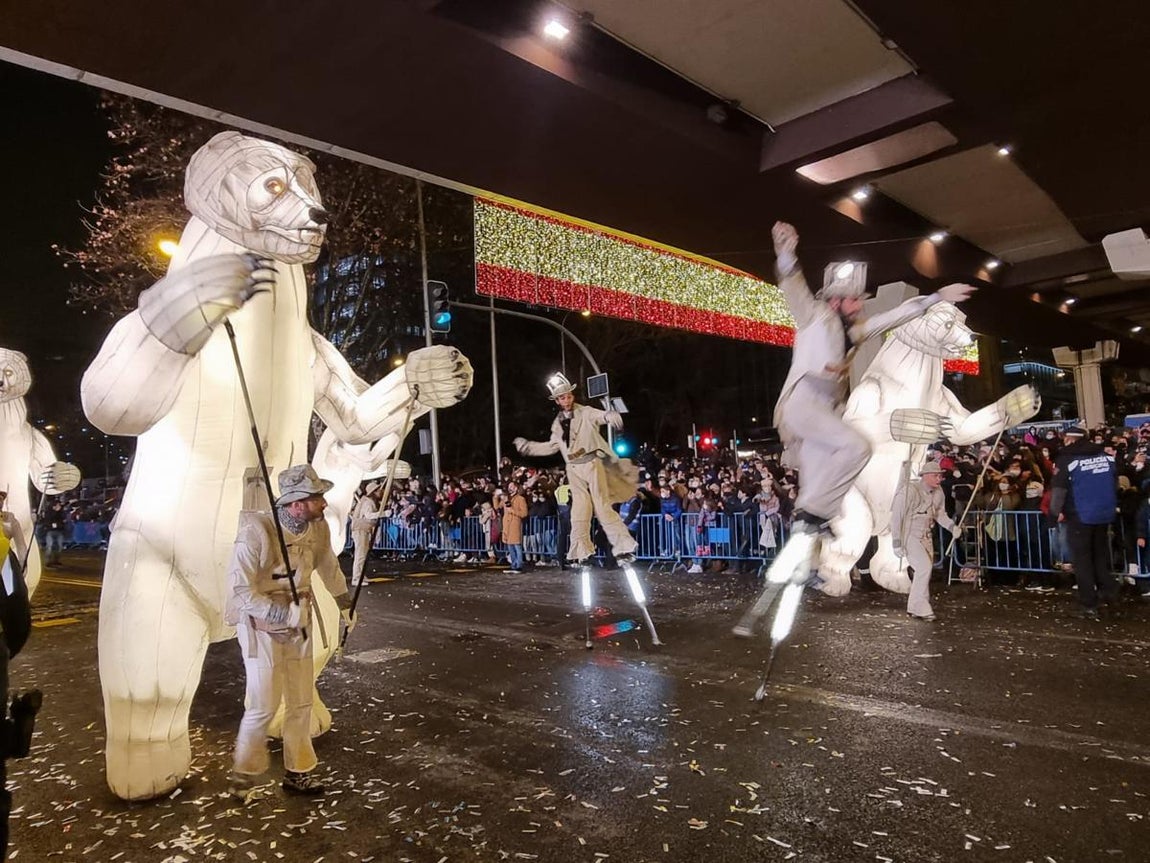 Comparsas y fiesta. Además de las tradicionales carrozas, las calles de Madrid las recorrer comparsas y participantes, a cada cual más original