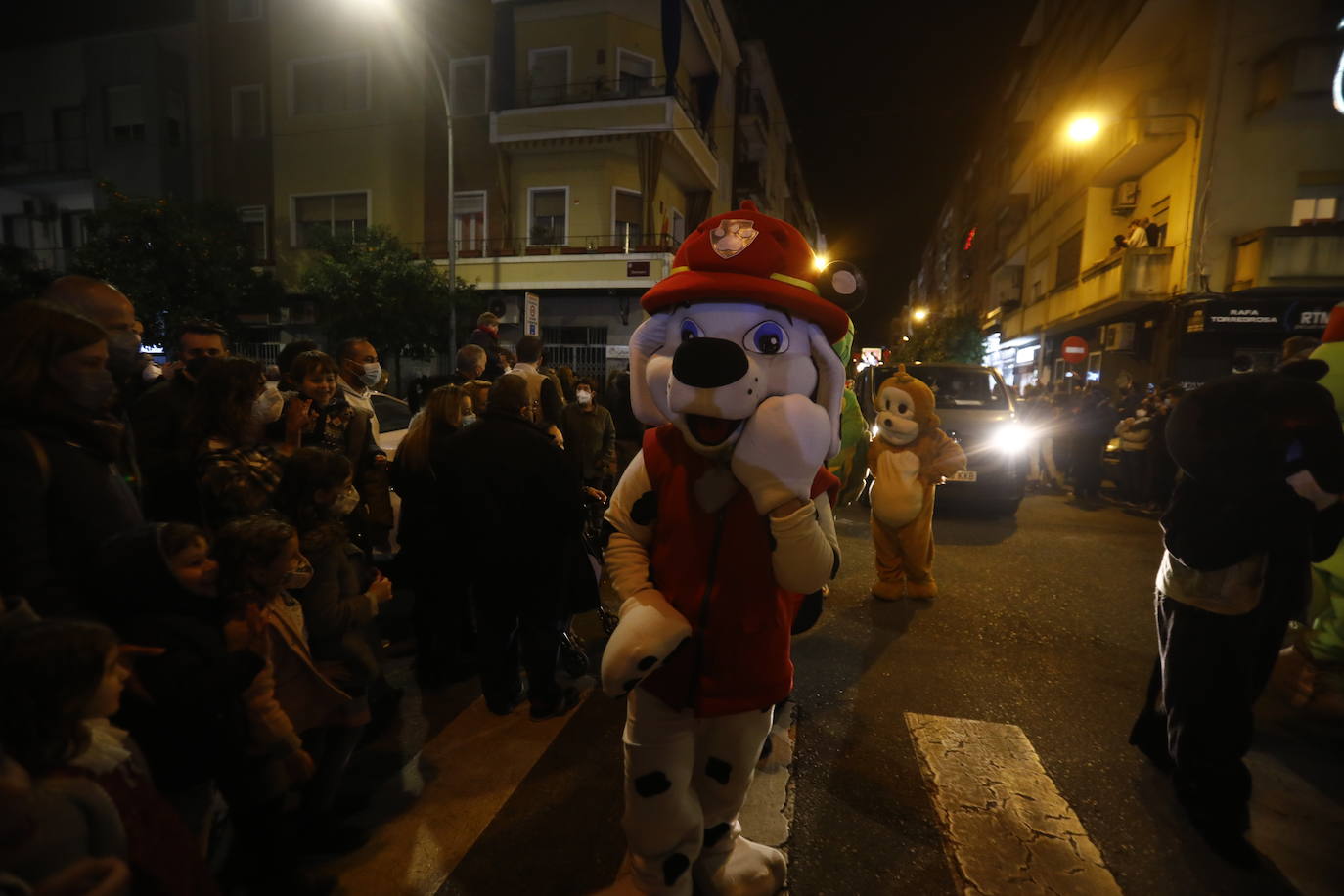 La Cabalgata de los Reyes Magos en el barrio de Ciudad Jardín de Córdoba, en imágenes