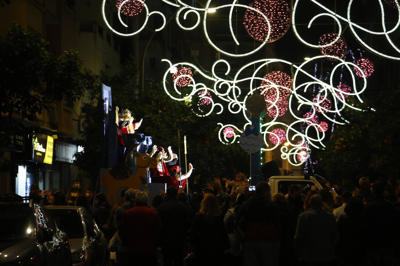 La Cabalgata de los Reyes Magos en el barrio de Ciudad Jardín de Córdoba, en imágenes