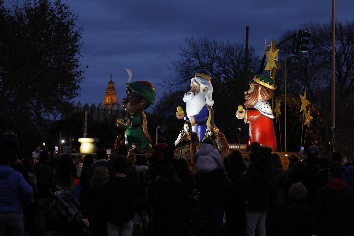 Los cordobeses en la Cabalgata de los Reyes Magos, con mascarillas y algo de distancia