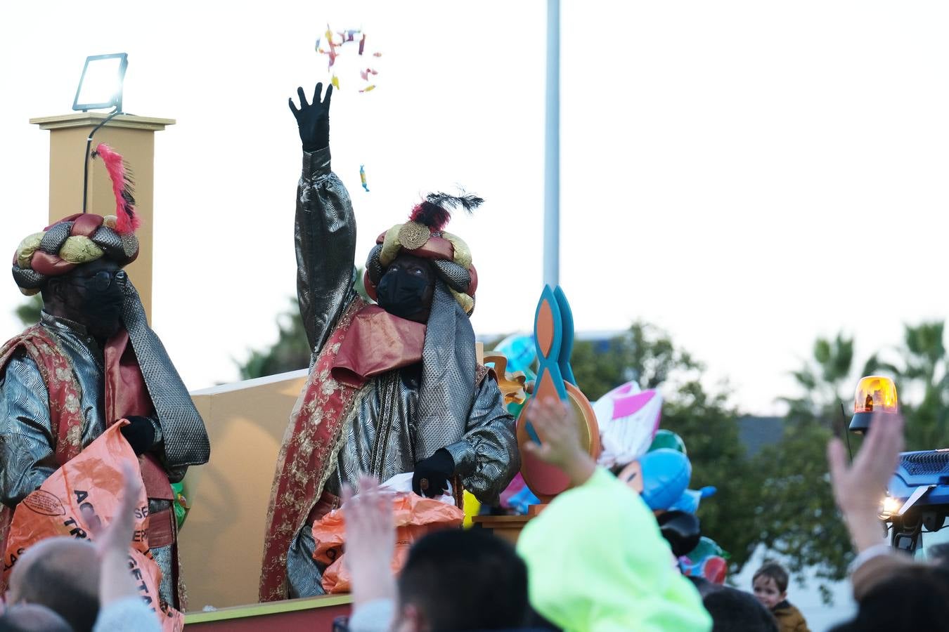 Caramelos, balones y... toneladas de ilusión en la Cabalgata de los Reyes Magos de Jerez