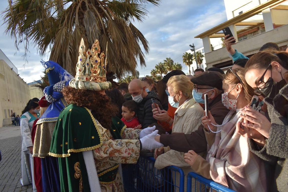 FOTOS: Los Reyes Magos recorren las calles de Puerto Real