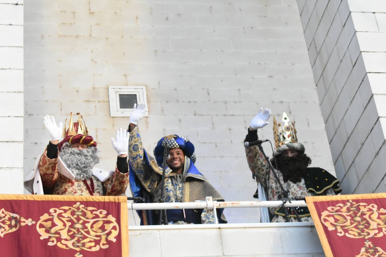 FOTOS: Los Reyes Magos recorren las calles de Puerto Real