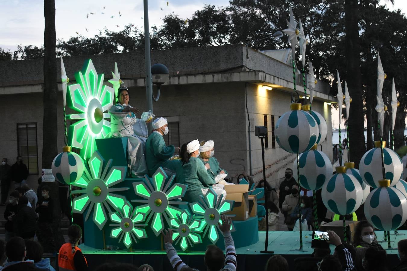 FOTOS: Los Reyes Magos recorren las calles de Puerto Real