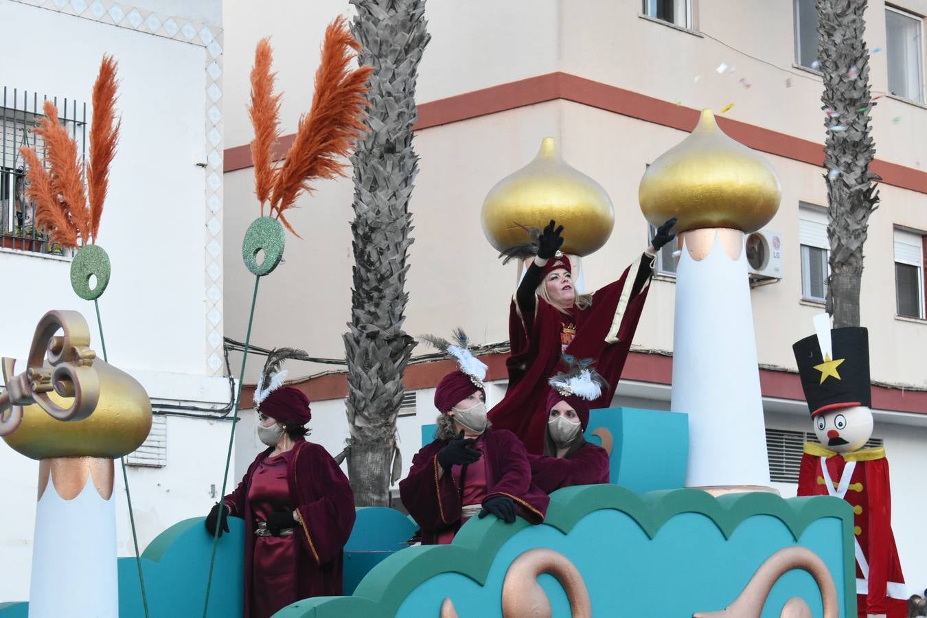 FOTOS: Los Reyes Magos recorren las calles de Puerto Real