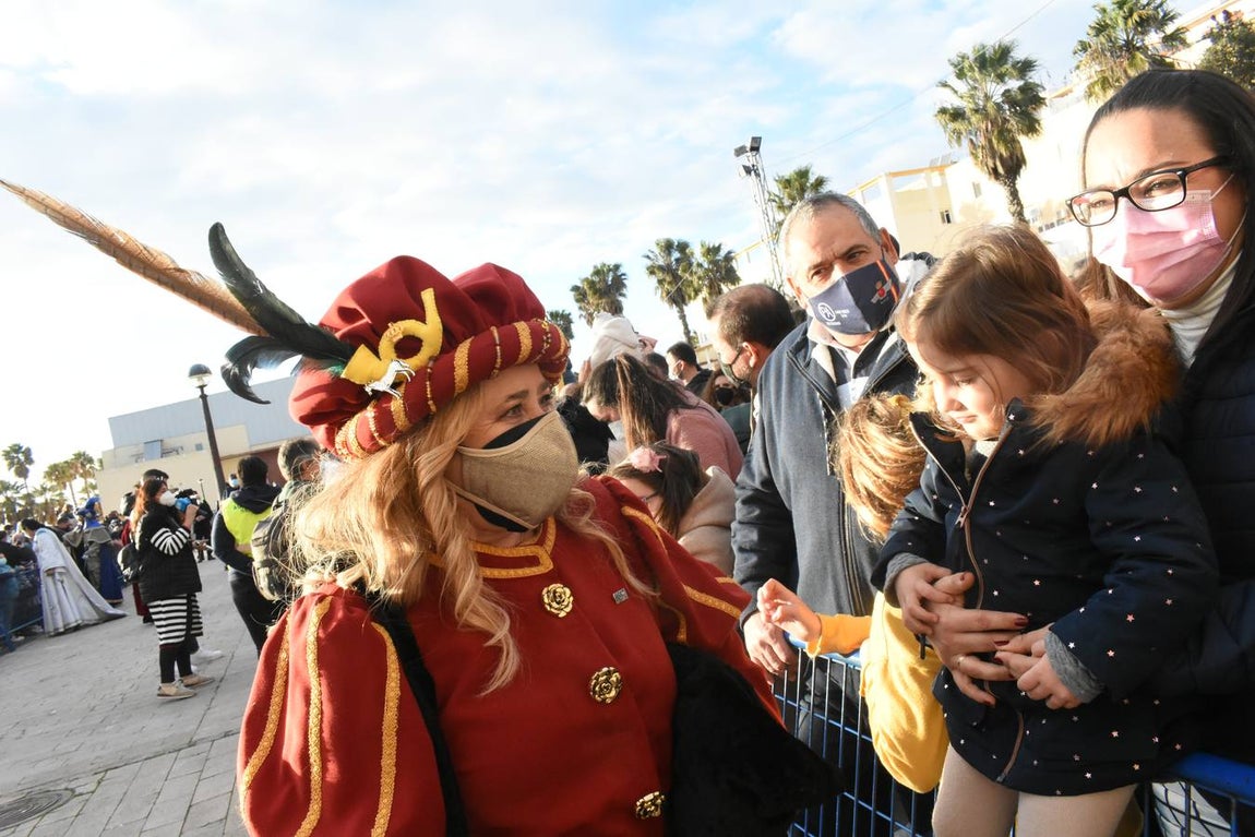 FOTOS: Los Reyes Magos recorren las calles de Puerto Real