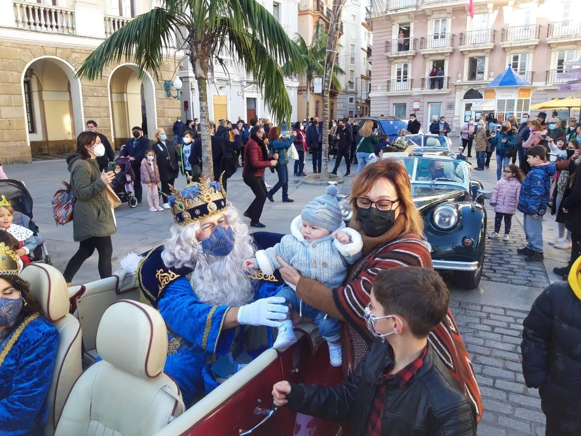 Fotos: Sus Majestades visitan los barrios de la ciudad