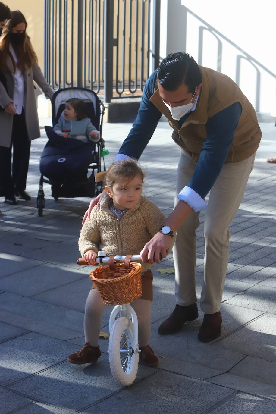 Los niños de Córdoba jugando con los regalos de los Reyes, en imágenes