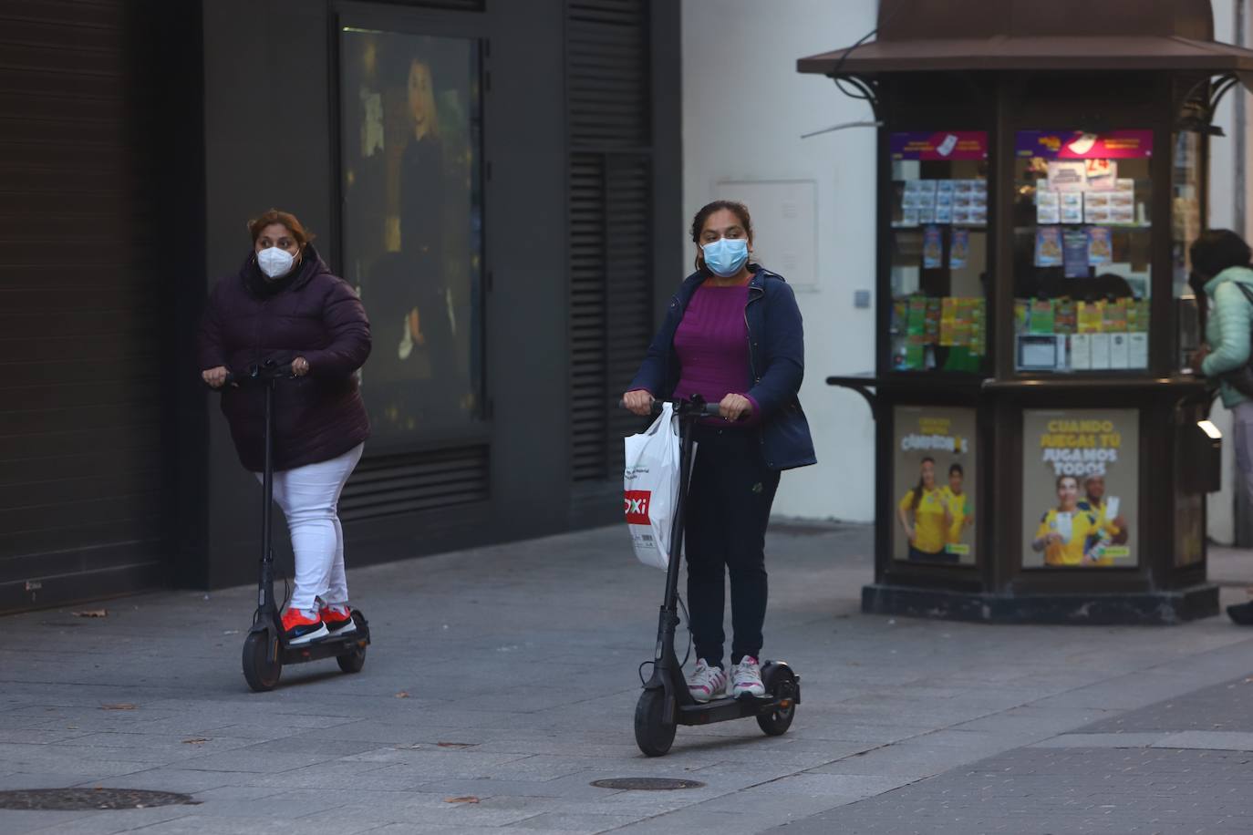 Los niños de Córdoba jugando con los regalos de los Reyes, en imágenes