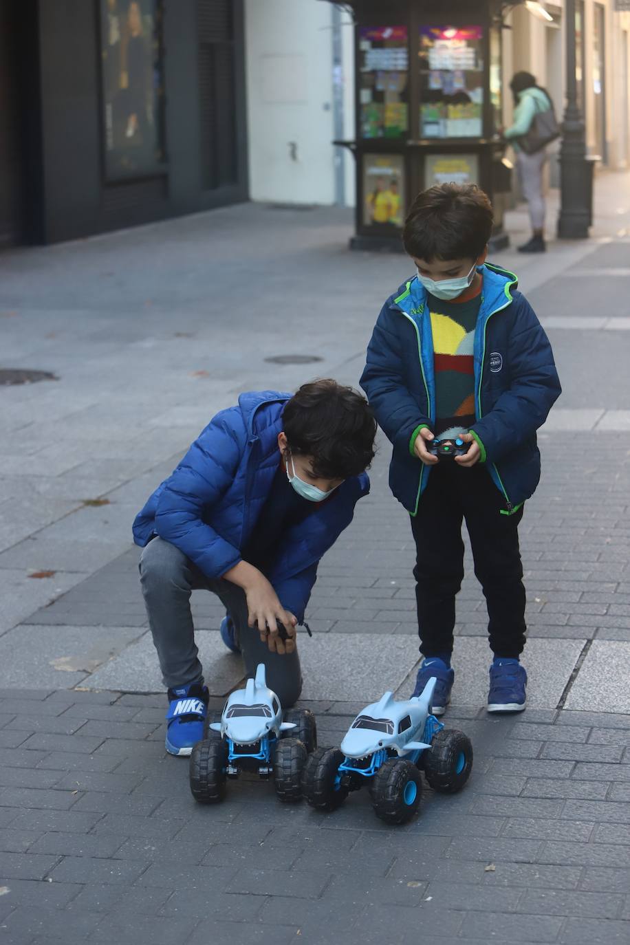 Los niños de Córdoba jugando con los regalos de los Reyes, en imágenes