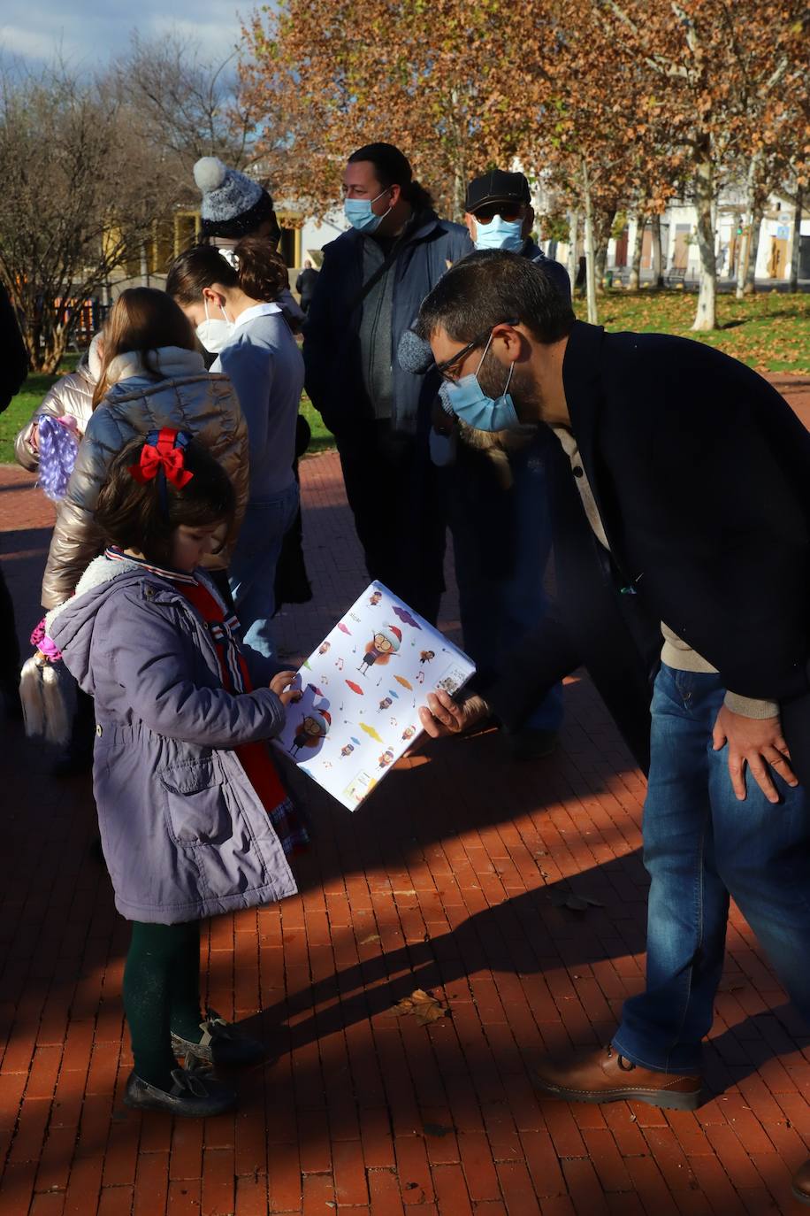 Los niños de Córdoba jugando con los regalos de los Reyes, en imágenes