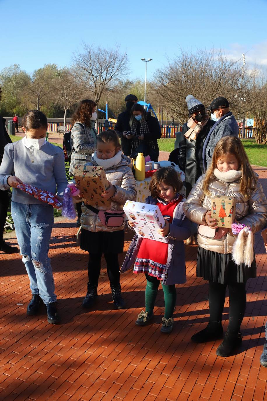 Los niños de Córdoba jugando con los regalos de los Reyes, en imágenes