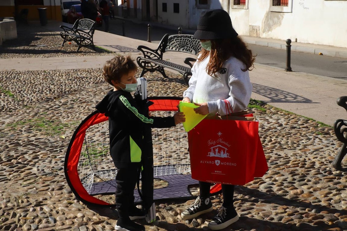 Los niños de Córdoba jugando con los regalos de los Reyes, en imágenes