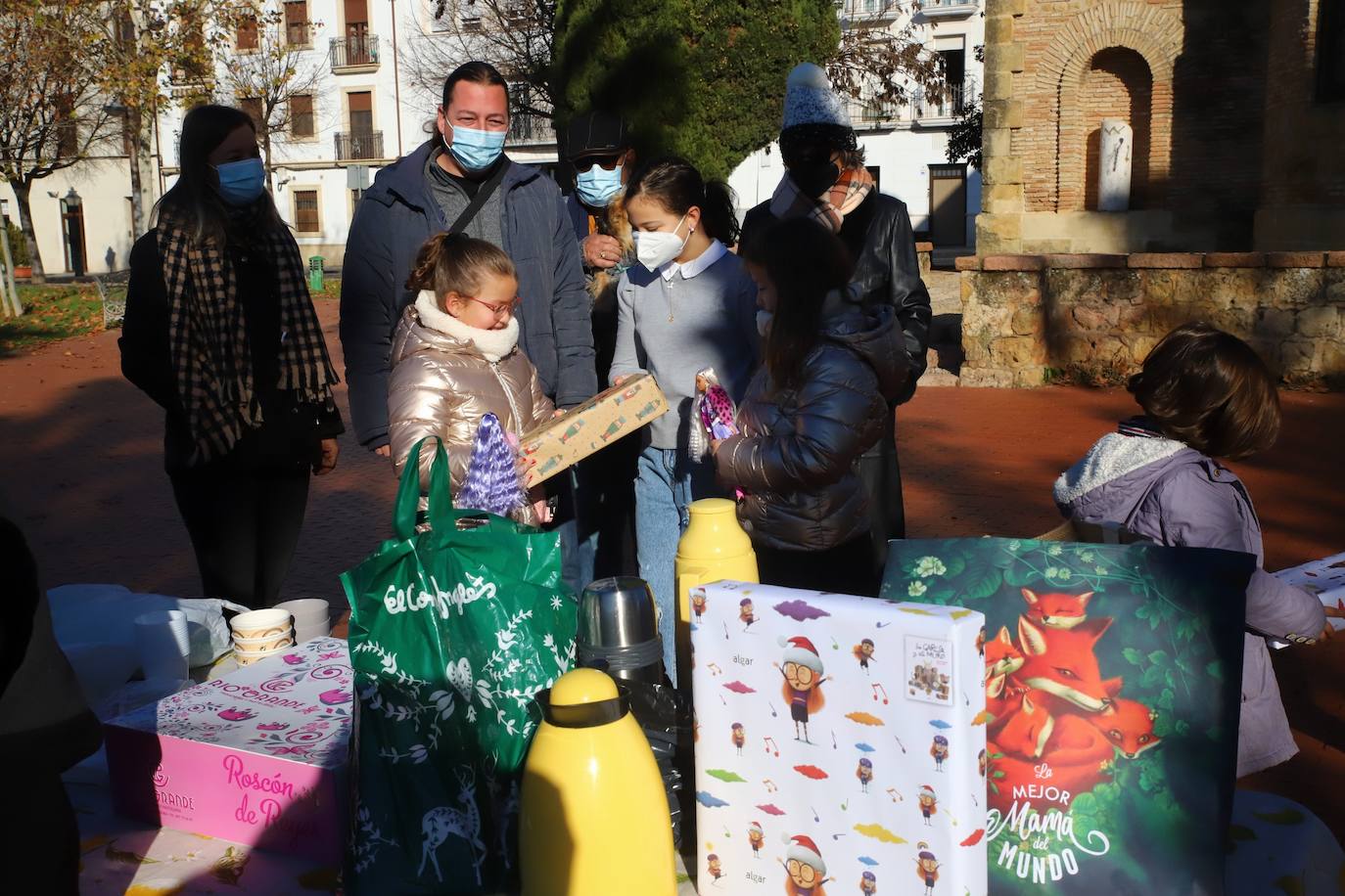 Los niños de Córdoba jugando con los regalos de los Reyes, en imágenes