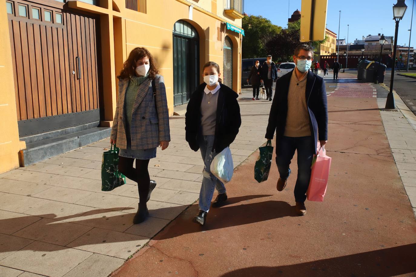 Los niños de Córdoba jugando con los regalos de los Reyes, en imágenes