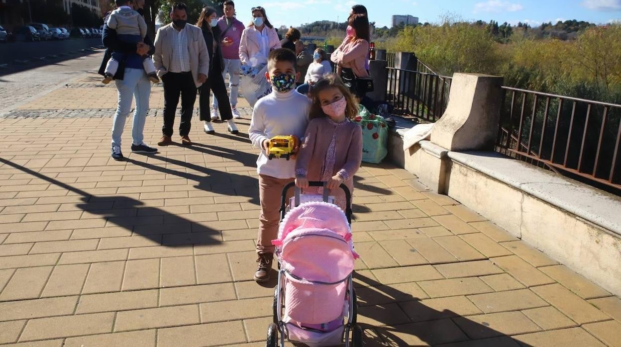 Los niños de Córdoba jugando con los regalos de los Reyes, en imágenes