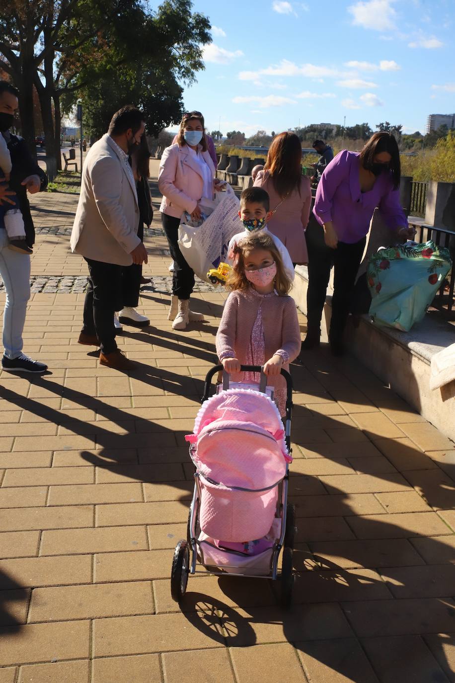 Los niños de Córdoba jugando con los regalos de los Reyes, en imágenes