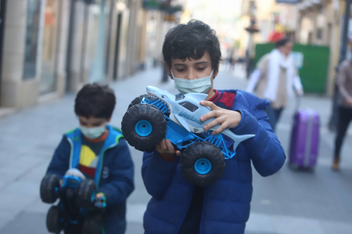 Los niños de Córdoba jugando con los regalos de los Reyes, en imágenes