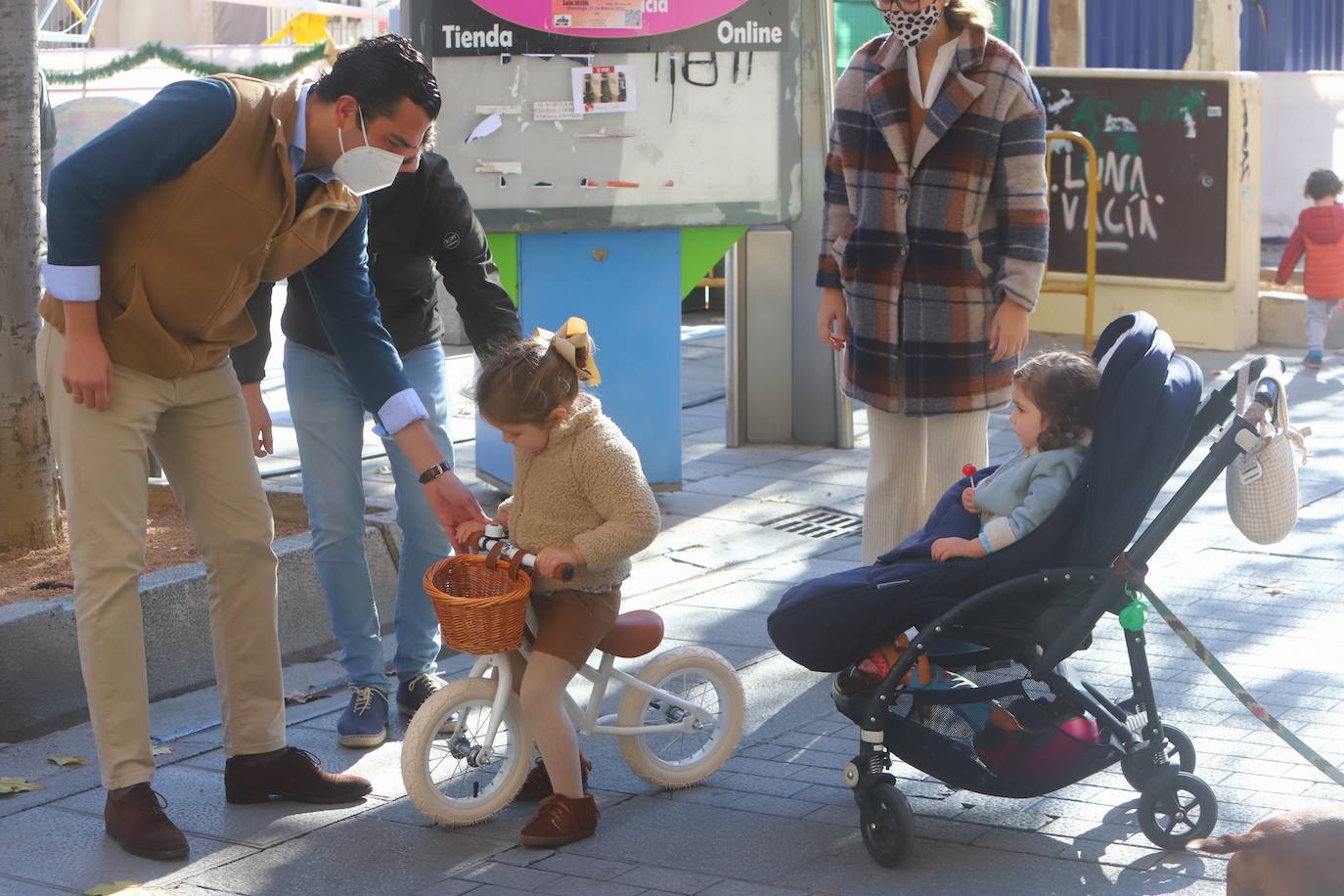 Los niños de Córdoba jugando con los regalos de los Reyes, en imágenes