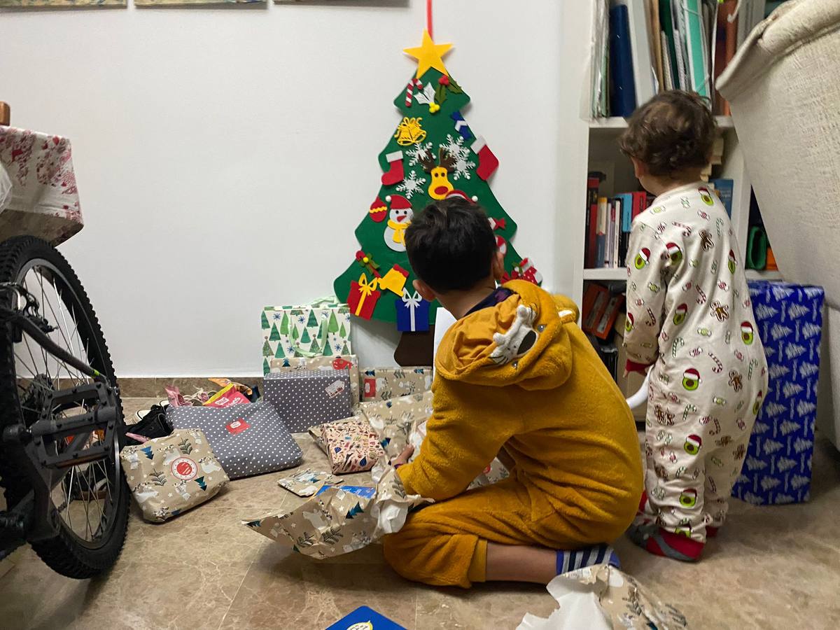 Los hogares de los niños gaditanos se llenan de regalos en el día de la ilusión