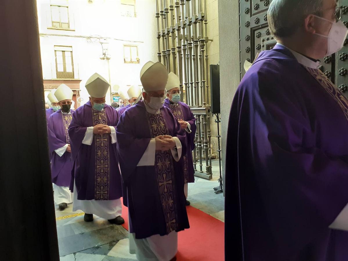 Las imágenes del entierro del cardenal Francisco Álvarez en la catedral primada