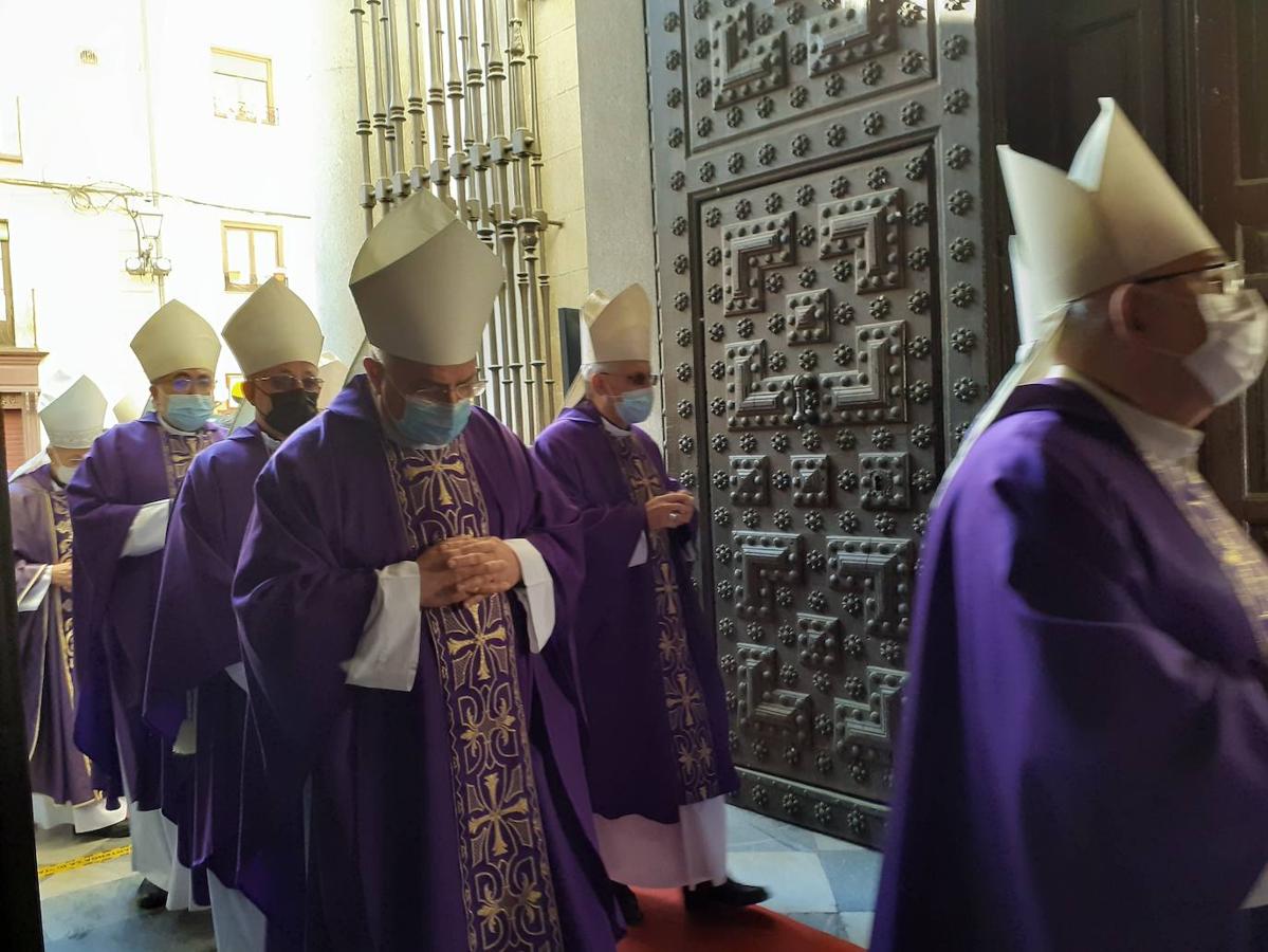 Las imágenes del entierro del cardenal Francisco Álvarez en la catedral primada