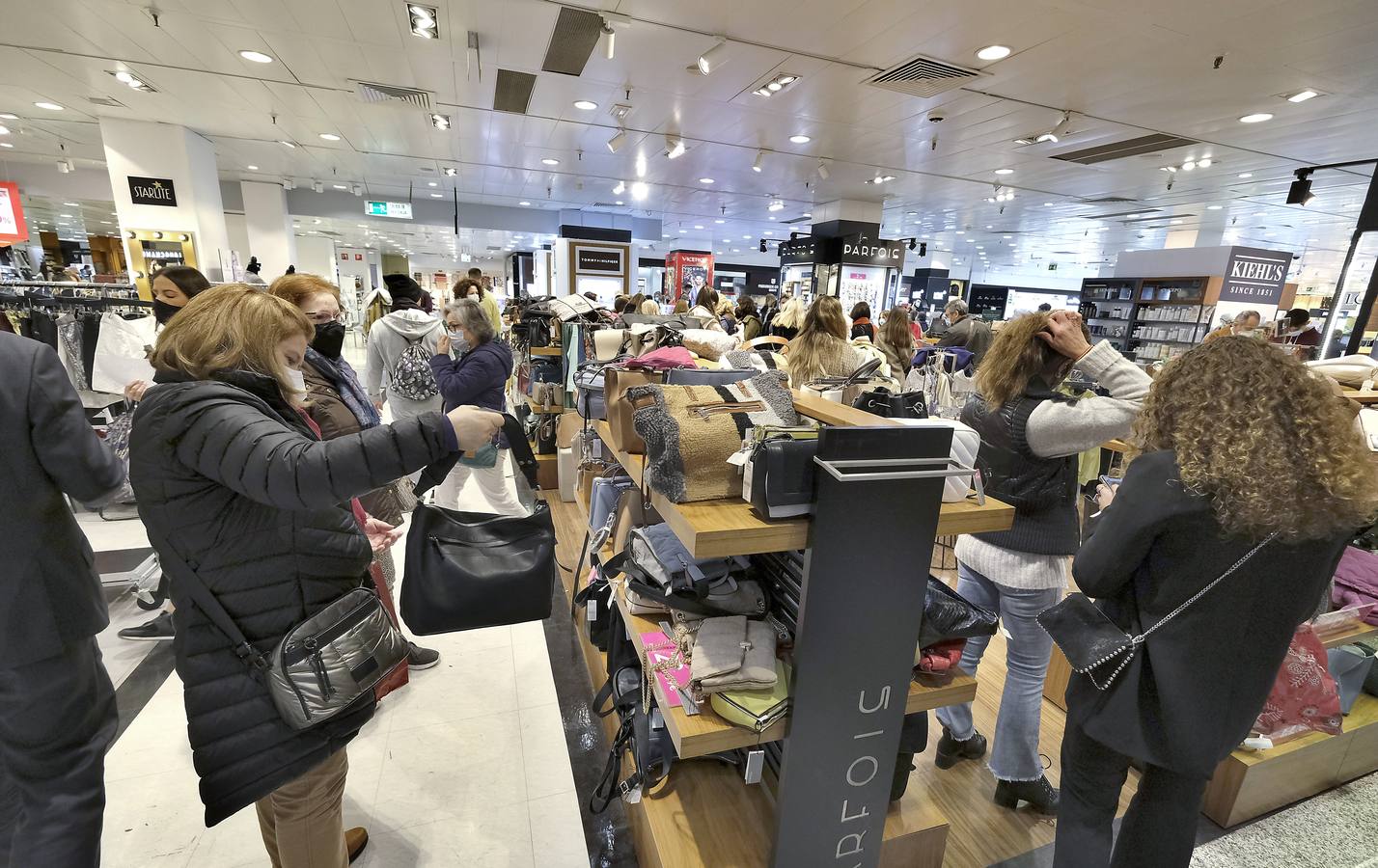 Las rebajas de invierno han llegado a  los comercios del Centro de Sevilla. J.M. SERRANO