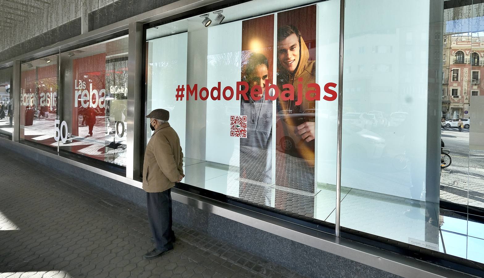 Las rebajas de invierno han llegado a  los comercios del Centro de Sevilla. J.M. SERRANO