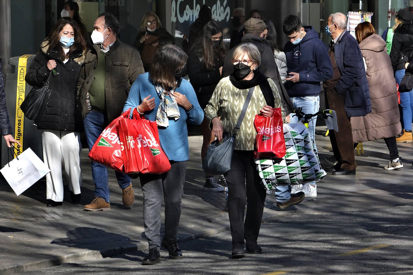 Las rebajas de invierno han llegado a  los comercios del Centro de Sevilla. J.M. SERRANO