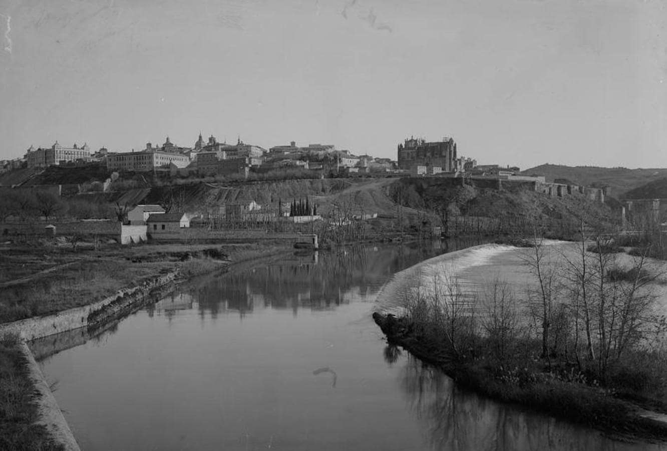 Vista de la presa de Solanilla a principios del siglo XX. Fotografía de Lacoste. Archivo Ruiz Vernacci. IPCE. 