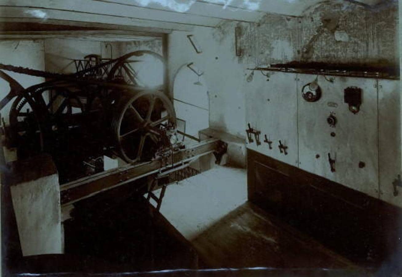 Interior de la primitiva central hidroeléctrica de Azumel, creada en 1894, en una imagen tomada hacia 1905. Archivo Municipal de Toledo. 
