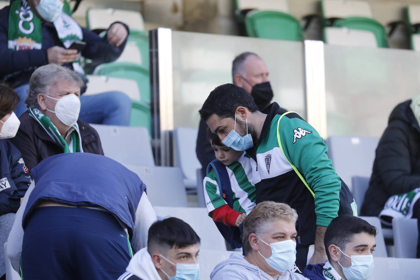 El ambiente en las gradas en el Córdoba CF - Vélez CF, en imágenes