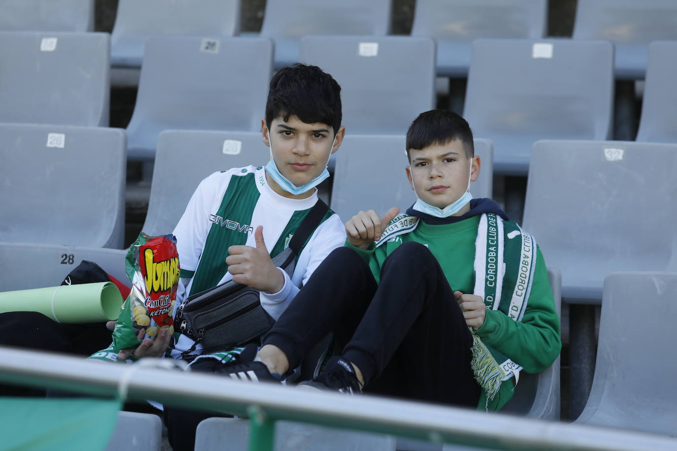 El ambiente en las gradas en el Córdoba CF - Vélez CF, en imágenes