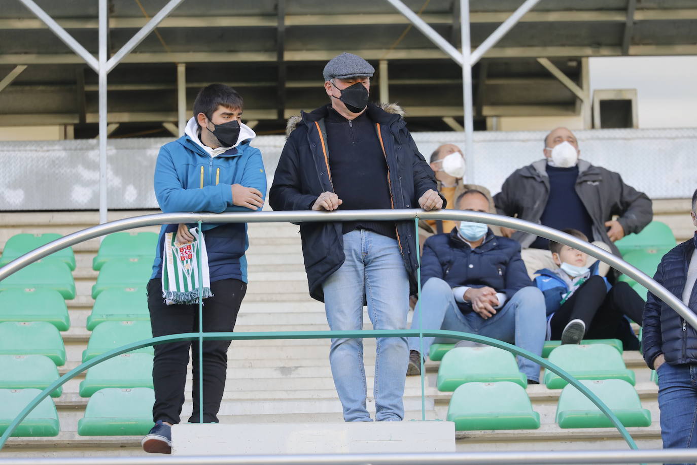 El ambiente en las gradas en el Córdoba CF - Vélez CF, en imágenes